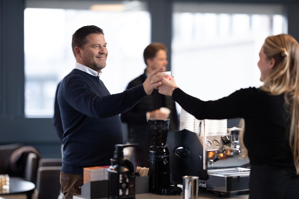 mobil barista som serverer kaffe