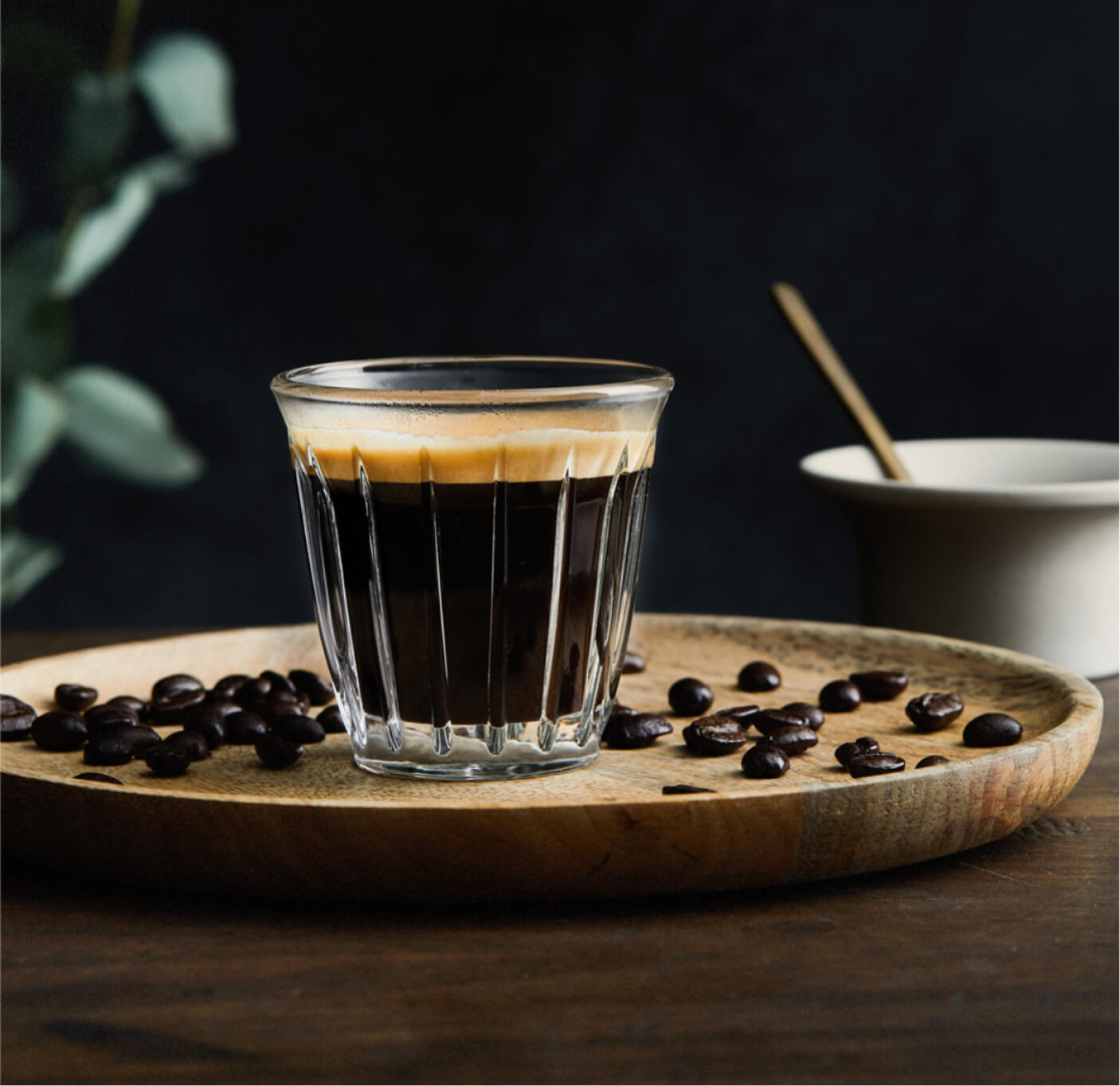 Kaffebønner drysset ut.